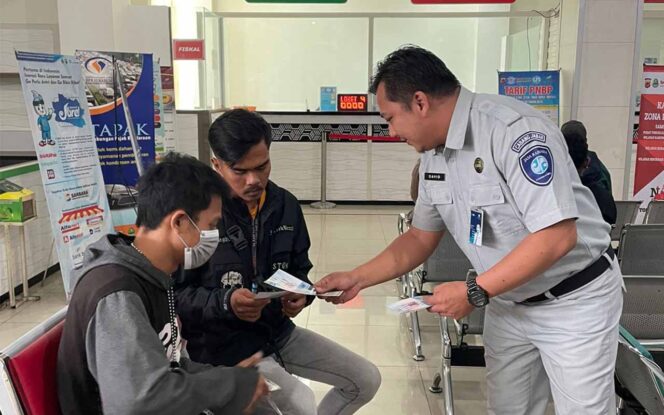 
					Petugas Jasa Raharja Samsat Kabupaten Cibadak Sukabumi Sosialisasikan pasal 74 Mengenai Penghapusan Data Ranmor ke WP di Samsat