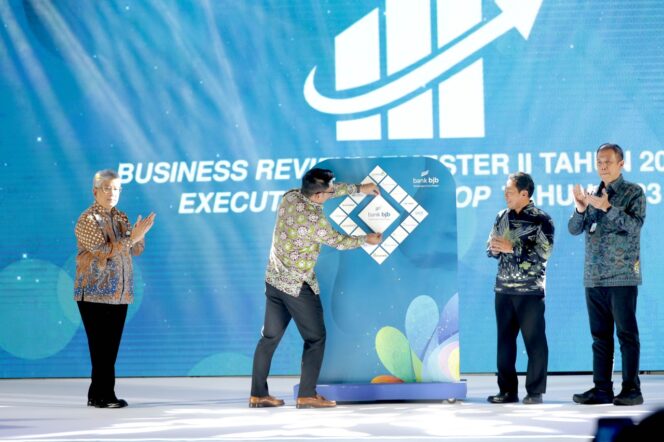 
					Gubernur dan Sekda Jabar  Menghadiri Pembukaan Business Review BJB Semester II Tahun 2022 dan Executive Workshop Tahun 2023, The Trans Luxury Hotel Bandung, 16 Januari 2023.