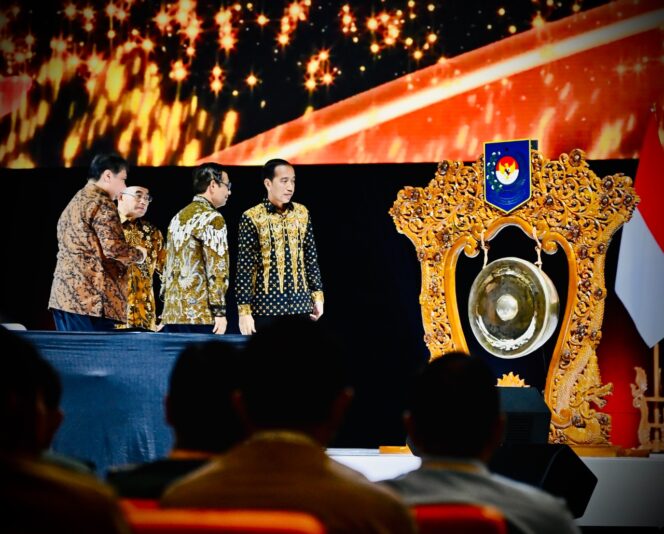 
					Presiden Joko Widodo saat membuka Rakornas Pertumbuhan Ekonomi dan Pengendalian Inflasi yang diikuti para Kepala Daerah dan Forkopimda se-Indonesia di Sentul International Convention Center Bogor, Selasa (17/01). 