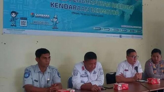 
					Petugas Jasa Raharja Samsat Kabupaten Pangandaran Sosialisasikan Penghapusan Regident Kendaraan Bermotor