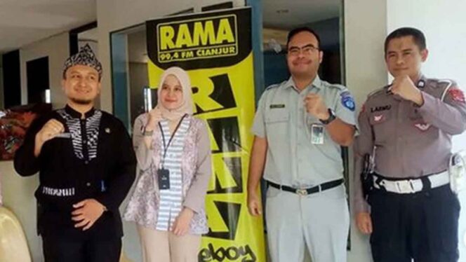 
					Sosialisasi Gerakan Taat Pajak Kendaraan Bermotor, Tim Pembina Samsat Cianjur Lakukan Talkshow di Radio Rama 94,4 FM Cianjur