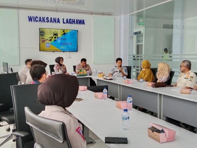 
					Sebagai Upaya Pencegahan Kecelakaan, Jasa Raharja Perwakilan Cirebon Hadiri Forum Komunikasi Lalu Lintas dan Angkutan Jalan