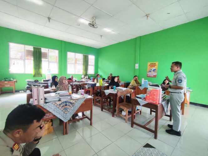 
					Jasa Raharja Jawa Barat Selanggarakan PPKL di SMK Bandung Timur Untuk Turunkan Angka Kecelakaan di Wilayah Kecamatan Cileunyi Kabupaten Bandung