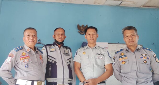 
					Koordinasi Petugas Jasa Raharja Samsat Kota Cimahi dan Dinas Perhubungan Kota Cimahi  Guna Tingkatkan Kepatuhan pada Kendaraan Angkutan Umum