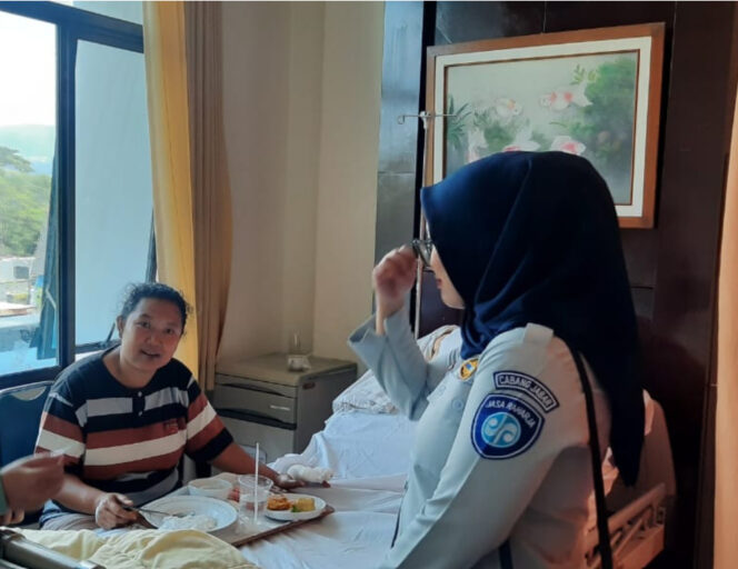 
					Lakukan Pelayanan Prima, Jasa Raharja Jawa Barat Sigap Serahkan Surat Jaminan kepada Korban Laka Lantas di RS Cahya Kawaluyaan