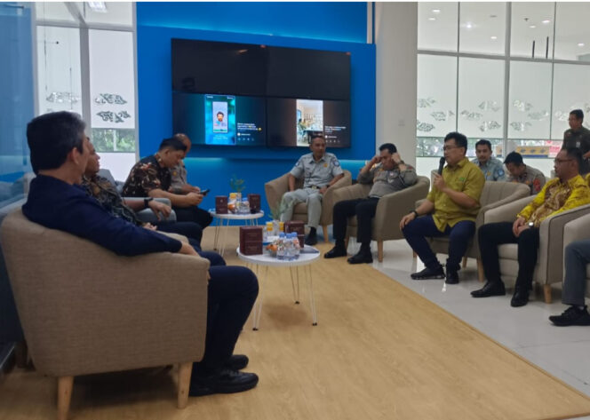 
					Tim Pembina Samsat Provinsi Jawa Barat Menerima Kunjungan Kerja Tim Pembina Samsat Provinsi Kalimantan Selatan Di Samsat Digital Leuwipanjang Kota Bandung