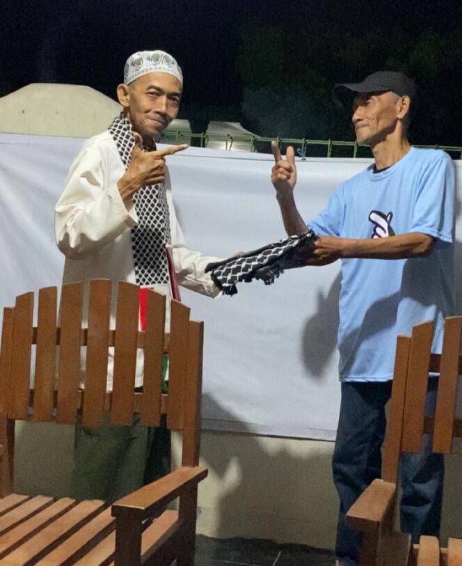 
					Relawan Paslon 02 menyerahkan bantuan di Kabupaten Majalengka