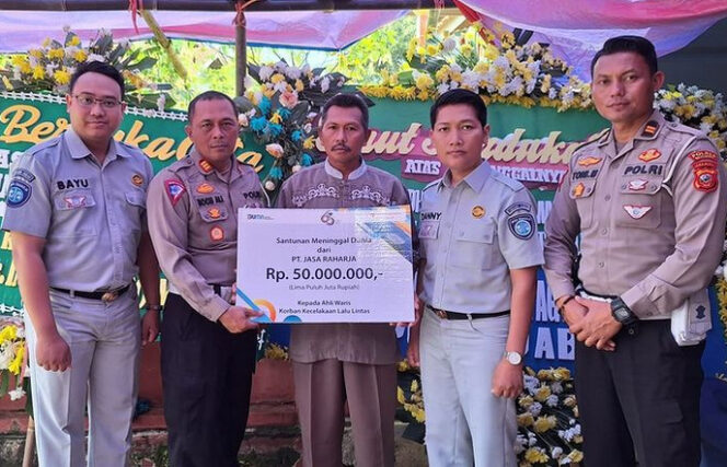 
					Jasa Raharja Cirebon Serahkan Santunan Korban Kecelakaan Anggota Polri di Cikijing Kabupaten Majalengka