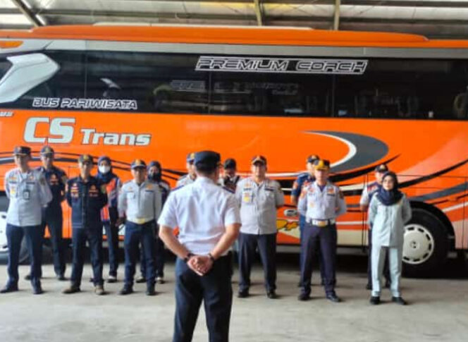 
					Tingkatkan Keamanan dan Keselamatan Transp¬ortasi Umum, PT Jasa Raharja, Kepolisian dan Dishub Kab. Bandung Lakukan Pengecekan Administrasi Kendaraan, Ramp Check dan Sampaikan Safety Talk