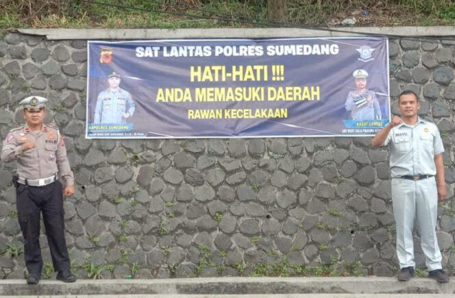 
					Fokuskan Pencegahan Kecelakaan di Titik Rawan Laka, Jasa Raharja & Satlantas Polres Sumedang melakukan pemasangan Spanduk Pesan Keselamatan