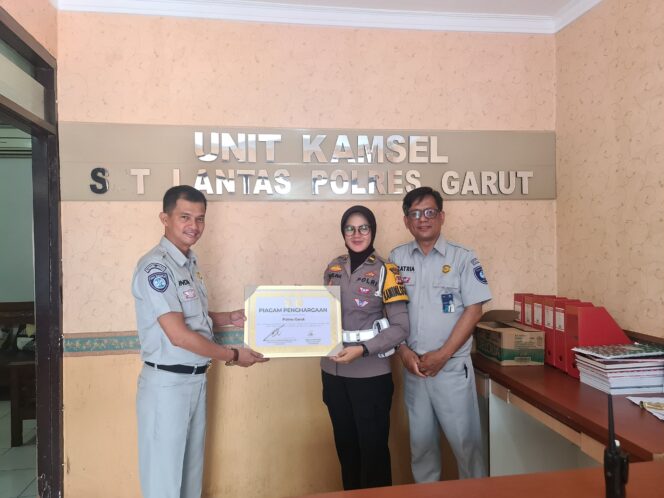 
					Jasa Raharja Tasikmalaya Serahkan Penghargaan Kepada Kepolisian atas Kolaborasi Pos Pelayanan Nataru 2024 di Wilayah Kabupaten Garut