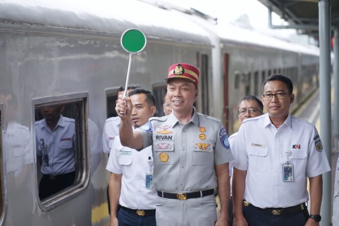 
					Gelar Flag Off Mudik Bersama BUMN Tahap Pertama, Jasa Raharja Berangkatkan Ribuan Pemudik Moda Kereta Api ke Sejumlah Daerah