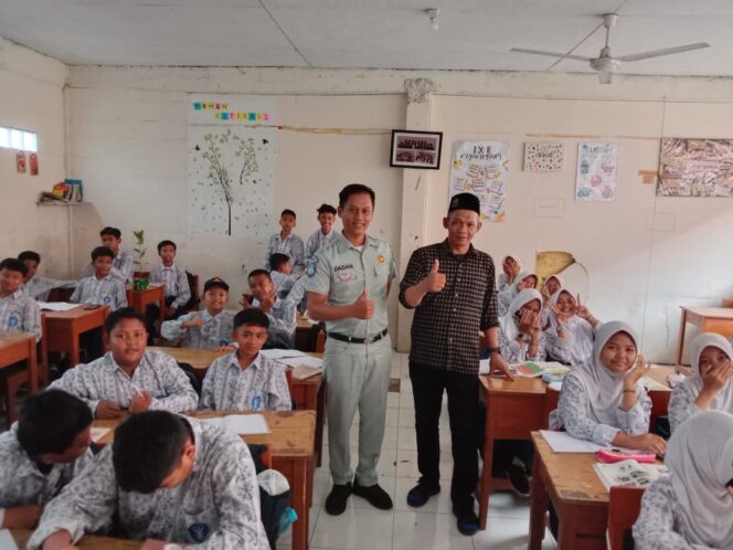 
					Kurangi Angka Korban Kecelakaan Lalu Lintas, Jasa Raharja Menggelar Program Pengajar Peduli Keselamatan Lalu Lintas di SMP 6 Cimahi