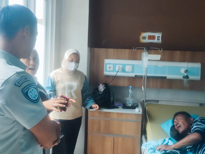 
					Petugas Jasa Raharja Samsat Cimahi Lakukan Kunjungan Pasien Laka Lantas ke RS Dustira Cimahi