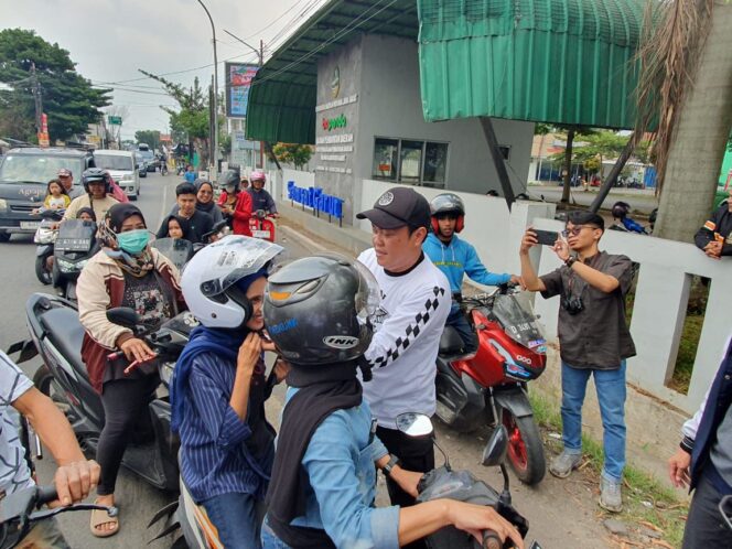 
					Tim Pembina Samsat Jawa Barat Lakukan Aksi Simpatik Bagikan Helm Gratis di Kawasan Samsat Kabupaten Garut