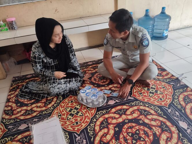 
					Dengan Integritas dan Profesionalisme Penanggung Jawab Jasa Raharja Samsat Kota Cimahi Melakukan Kunjungan ke Ahli Waris Korban Kecelakaan Lalu Lintas di Kerkof Kota Cimahi