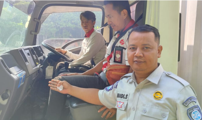 
					Tekan Angka Kecelakaan Lalu Lintas di Jalan Tol, PT Jasa Raharja dan PT Jasa Marga Lakukan  Giat Pemasangan Stiker Panduan Keselamatan Berkendara