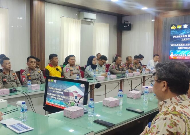 
					Jasa Raharja Bekasi dan Polres Metro Bekasi menggelar rapat FKLL (Forum Komunikasi Lalu Lintas) dalam upaya pencegahan kecelakaan lalu lintas di wilayah Kabupaten Bekasi