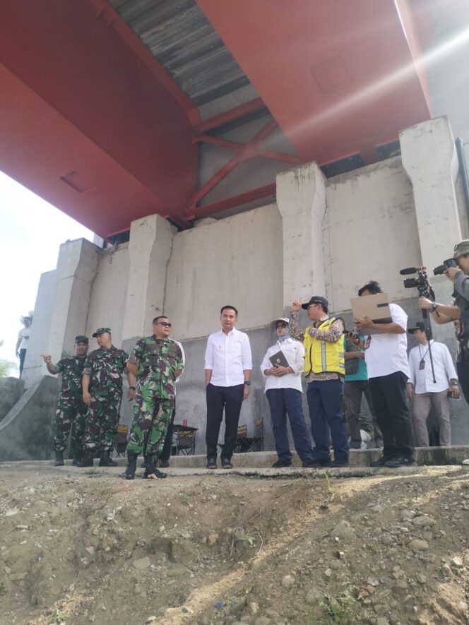 
					Terlalu Banyak Sampah, Bey Machmudin Sebut Butuh 1,5 Bulan Bersihkan Sungai Citarum