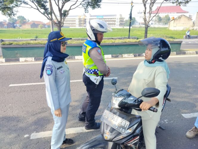 
					Jasa Raharja Kabupaten Bandung I Soreang Kembali Gelar Pemeriksaan Pajak Kendaraan Bermotor di Depan Gapura Selamat Datang Soreang Bersama Mitra Kerja Terkait