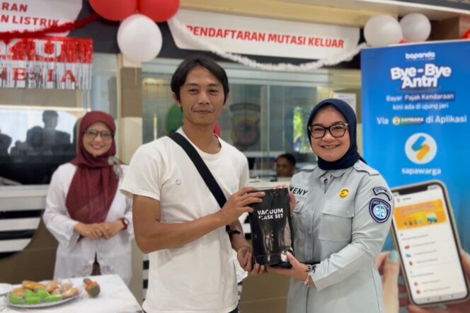 
					Tim Pembina Samsat Rancaekek Peringati Hari Jadi Provinsi Jawa Barat Dengan Membagikan Souvenir dan Jajanan Khas Bandung Kepada Wajib Pajak