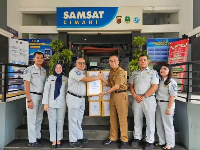 
					Jasa Raharja Cabang Utama Jawa Barat Salurkan Bantuan Helm kepada Samsat Kota Cimahi untuk Meningkatkan Keselamatan Berlalu Lintas