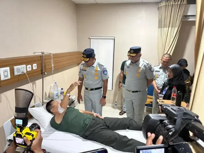 
					Kepala Jasa Raharja Cabang Jawa Barat dampingi Direktur Utama PT Jasa Raharja Kunjungi Korban Laka Tol KM 92 di RSU Dr Abdul Radjak