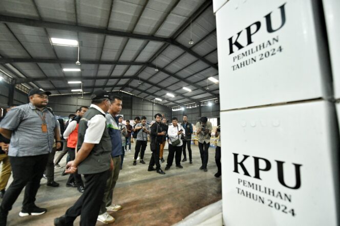 
					Bey Machmudin Tinjau Gedung Logistik KPU Kota Cimahi, yang Terdampak Bencana