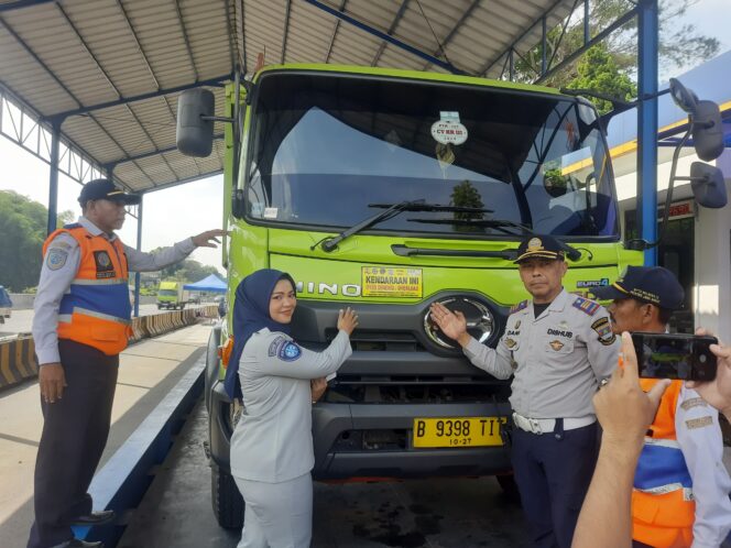 Jasa Raharja Jawa Barat Turut Ambil Bagian Dalam Giat Penertiban Kendaraan ODOL di Posko KM 120 Kabupaten Bandung Barat