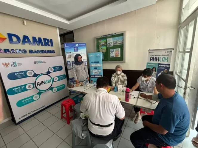 
					Jasa Raharja Sosialisasikan JR Safety Road dan Adakan Pengobatan Kesehatan Gratis  kepada Pengemudi dan Para Penumpang di PO DAMRI