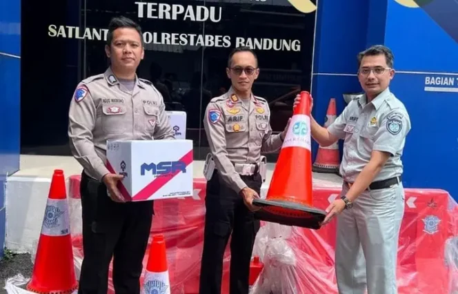 
					Jasa Raharja Bandung Distribusikan Sarana Pencegahan Kecelakaan Untuk Mendukung Giat PAM Nataru Kepada Polrestabes Bandung