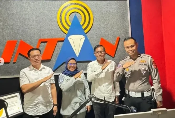 
					Jasa Raharja Bersama Tim Pembina Samsat Garut Sosialisasikan Program Promo Akhir Tahun Pajak Kendaraan di Radio Intan Garut