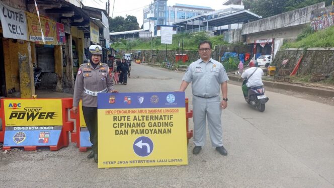 
					Jasa Raharja Cabang Bogor Bersama Polresta Bogor Pasang Peringatan Pengalihan Jalur Akibat Longsor