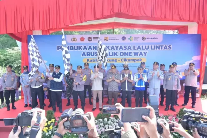 
					Pastikan Arus Balik Idulfitri 2025 yang Aman, Nyaman, dan Berkeselamatan, Kapolri dan Para Stakeholder Operasi Ketupat 2025 Resmikan Pelaksanaan One Way Nasional di KM 414 Kalikangkung