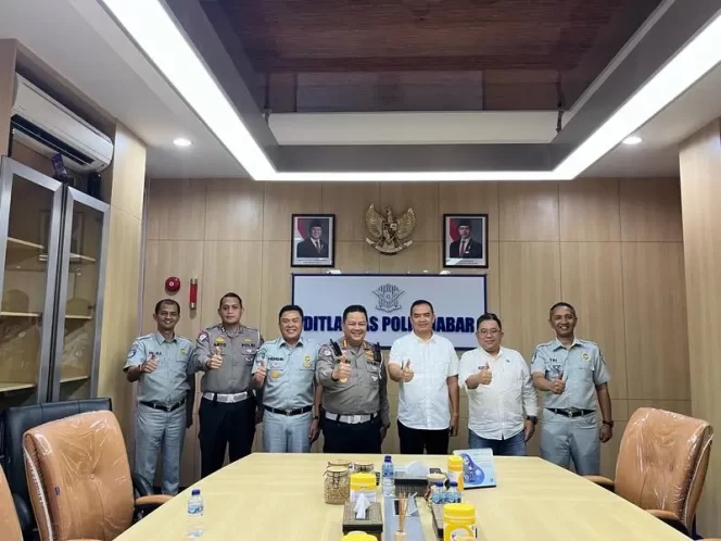 
					Lakukan Sinergi bersama Tim Pembina Samsat, Kepala Jasa Raharja Kanwil Utama Jawa Barat Anjangsana ke Kantor Dirlantas Polda Jabar
