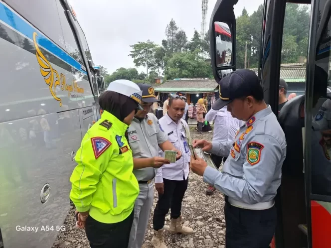 
					Polres Subang, Jasa Raharja, dan Dishub Subang Gelar Rampcheck Kendaraan Umum di Patok Beusi Subang