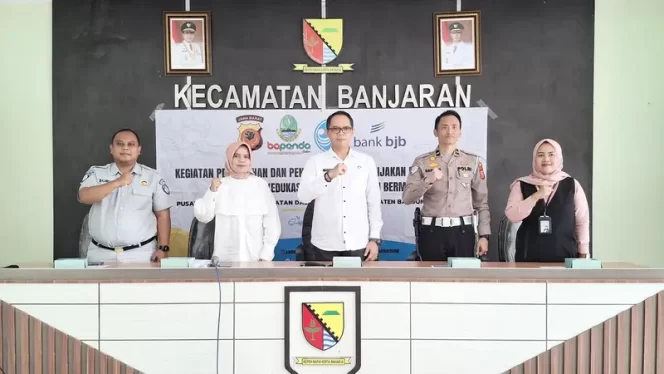 
					Jasa Raharja Kanwil Jabar Bersama Tim Pembina Samsat Kabupaten Bandung II Soreang Melaksanakan Kegiatan Sosialisasi Program Pemutihan