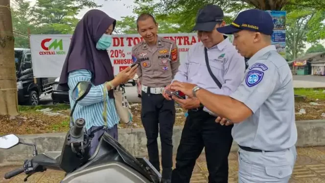 
					PJ Samsat Kota Tasikmalaya Bersama Tim Gabungan Laksanakan Opsus ke Sejumlah Badan Usaha