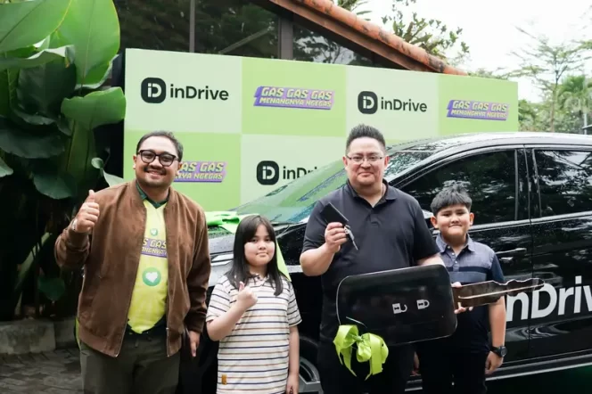 
					Bapak Ryan Rwanda, Direktur Bisnis inDrive Indonesia; Bapak Andrias Darmayadi, Pemenang hadiah utama mobil