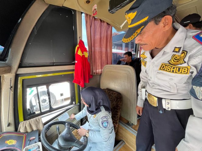 
					Jasa Raharja Kanwil Jawa Barat Tempelkan Stiker Practical Guidance pada Bus di Terminal Ciakar Sumedang