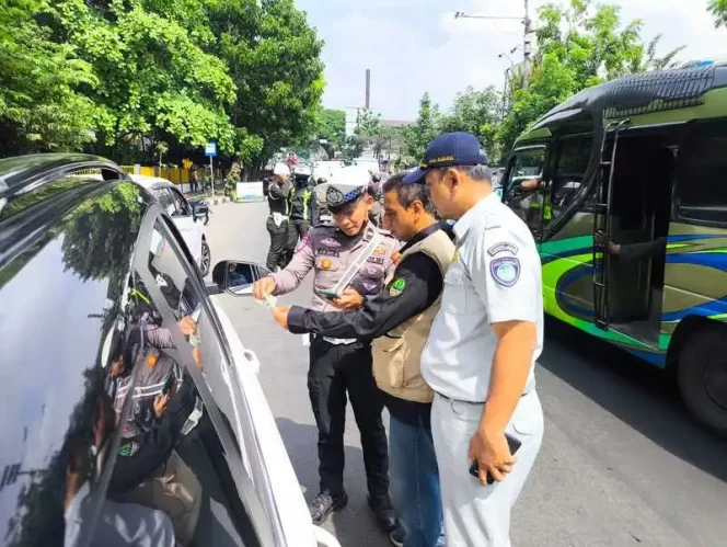 
					Perkuat Sinergi Operasi Gabungan Bersama, Jasa Raharja Bandung Bersama Mitra Lakukan Pemeriksaan PKB dan SWDKLLJ di Sepanjang Jalan Cisaranten