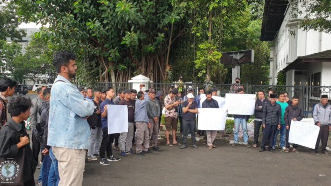 
					Puluhan Petani HPPMI Kabupaten Bogor Gruduk Gedung Sate, Tuntut Pemerintah Turun Tangan Adanya Penyerobotan Lahan Garapan Petani