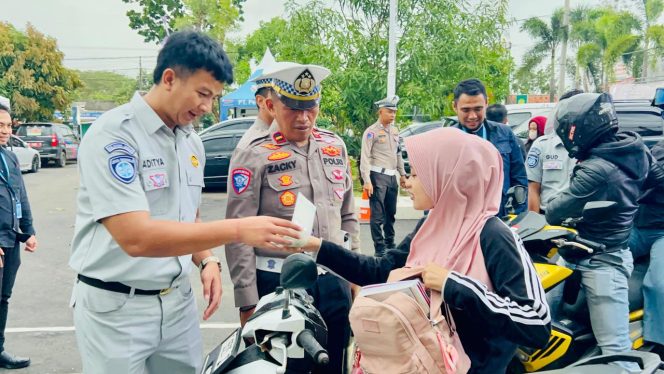 
					Konsistensi Tim Samsat Induk Haurgeulis Dalam Tingkatkan Sadar Pajak Kendaraan Bermotor