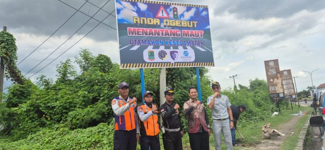 
					Kolaborasi Jasa Raharja Karawang Dan Mitra Tekan Laka Lewat Spanduk Himbauan Keselamatan Lalu Lintas Di Titik Rawan Kecelakaan Kabupaten Karawang