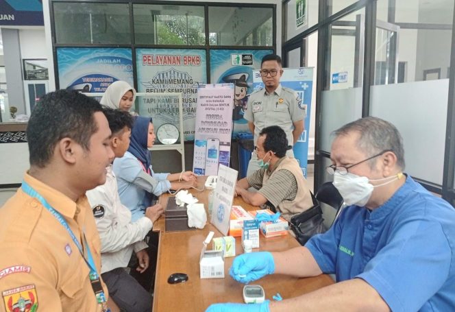 
					Upaya Keselamatan Lalu Lintas, Jasa Raharja Cabang Cirebon Berikan Layanan Kesehatan Gratis di Samsat Ciledug