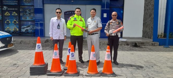 
					Upaya Pencegahan Kecelakaan, Jasa Raharja Karawang Serahkan Sarana Keselamatan Lalu Lintas