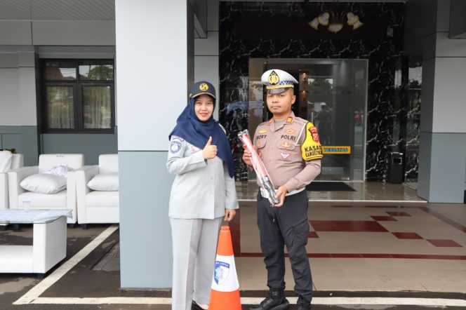 
					Jasa Raharja Indramayu Serahkan Sarana dan Prasarana Keselamatan Transportasi serta Aksi Simpatik kepada Petugas Pos Terpadu PAM Natal 2025 dan Tahun Baru 2026