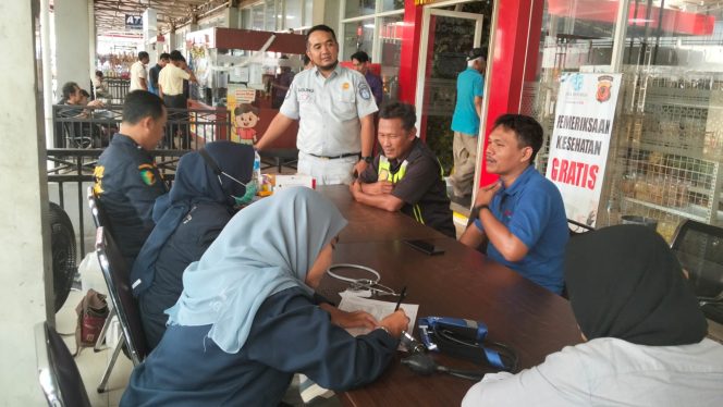 
					Pelayanan Kesehatan gratis Pengemudi,Kru dan Penumpang PO Rosalia Indah di ROSIN Resto Subang