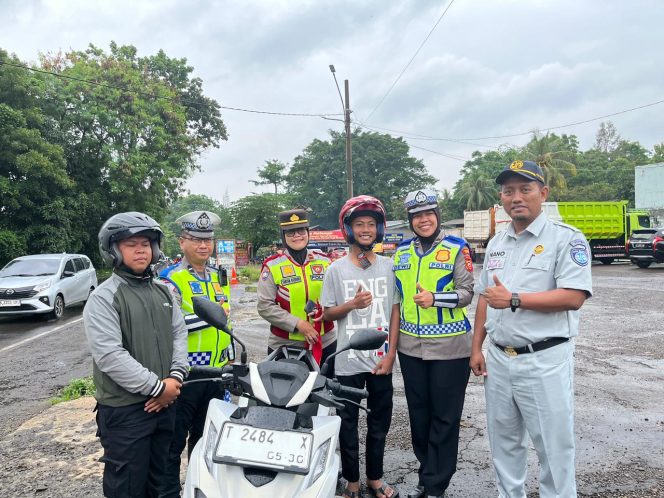 
					Jasa Raharja Purwakarta dan Unit Kamsel Polres Subang Gelar Aksi Simpatik, Bagikan Helm Gratis untuk Pengendara