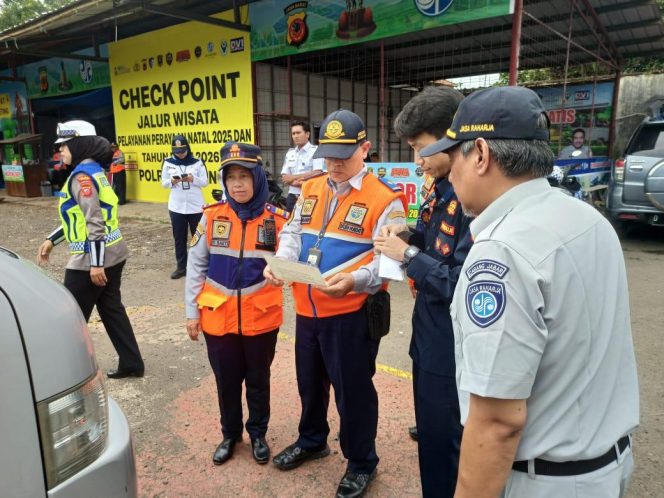 
					Upaya Peningkatan Keselamatan Berkendara, petugas di Posyanter Tanjung Wangi Subang melaksanakan Ramp Check Kendaraan Umum
